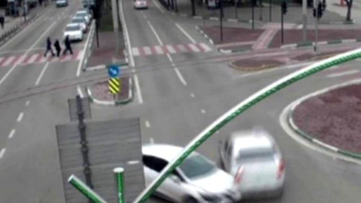 Karlı Havadaki Kazalar Mobese Kameralarına Yansıdı