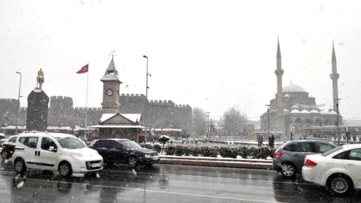 Kayseri\'de Kar Yağışı Etkili Oluyor