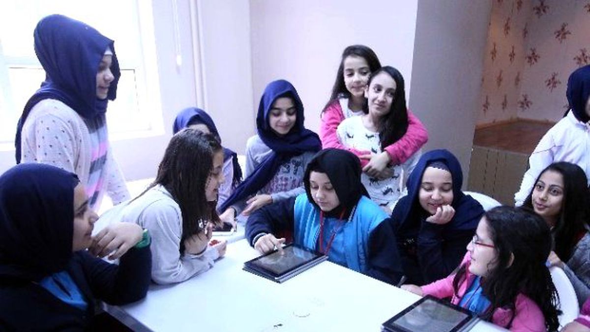Kocaeli\'de Öğrenciler Tablet Bilgisayarlarda Ders Çalışıyorlar