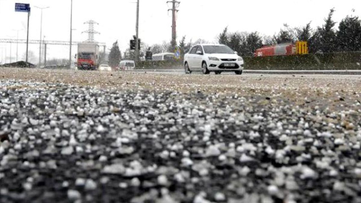 Kocaeli\'nde Aniden Başlayan Dolu Sürücülere Zor Anlar Yaşattı
