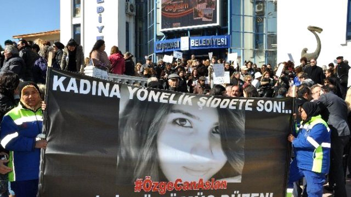 Kuşadası\'nda Özgecan İçin Yürüyüş