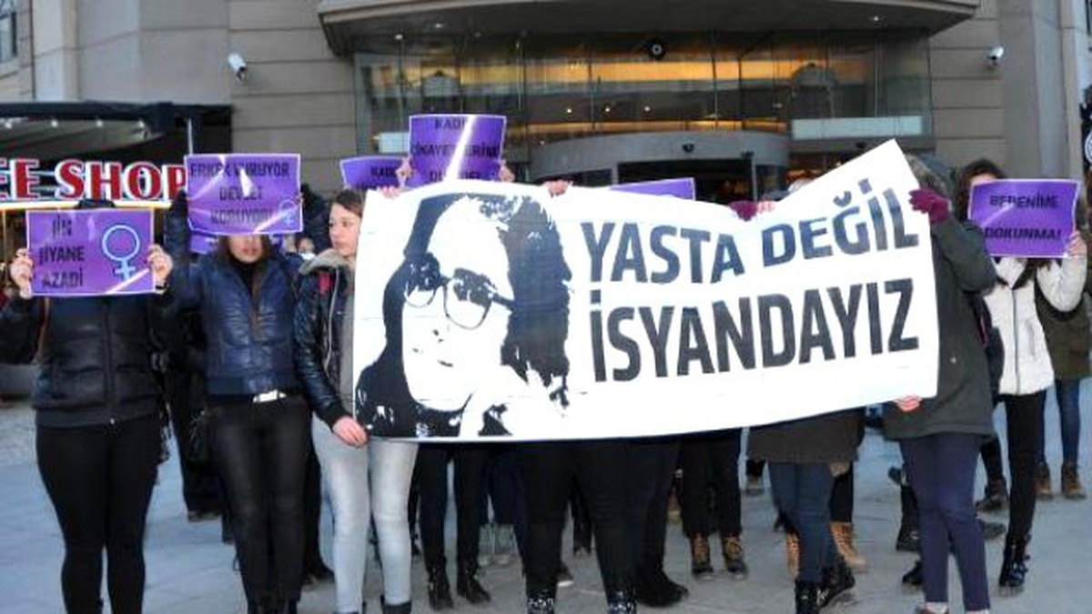 Liseli Kadınlar\' Pankartının Arkasında Yürüdüler