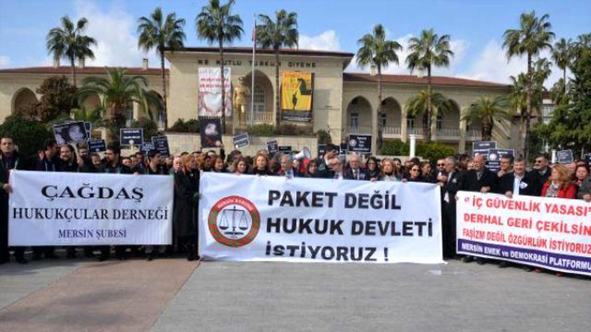 Mersin\'de Hukukçular, İç Güvenlik Paketine Tepki Gösterdi