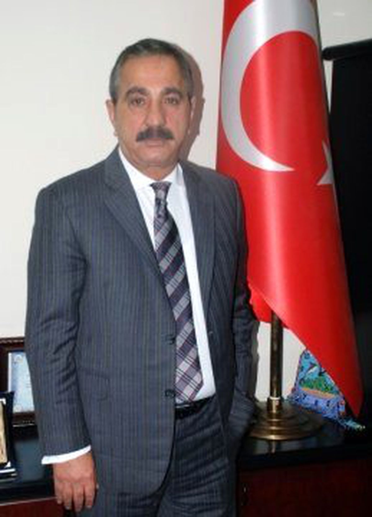 Mersin\'deki Ticari Araçlar 10 Gün Siyah Kurdele Takacak