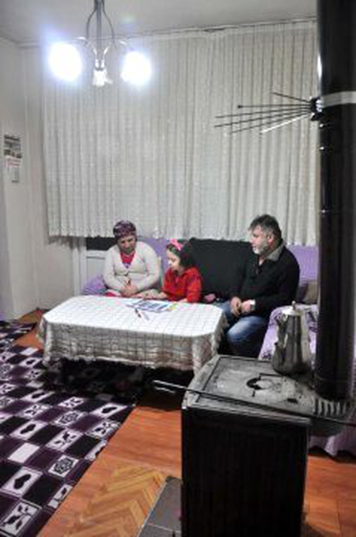 Mum Işığında Yaşayan Ailenin Elektriği Açıldı