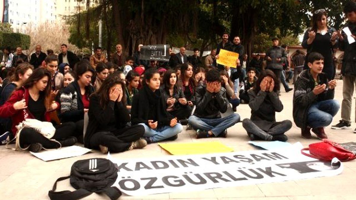 Öğrenciler Özgecan İçin Eylem Yaptı