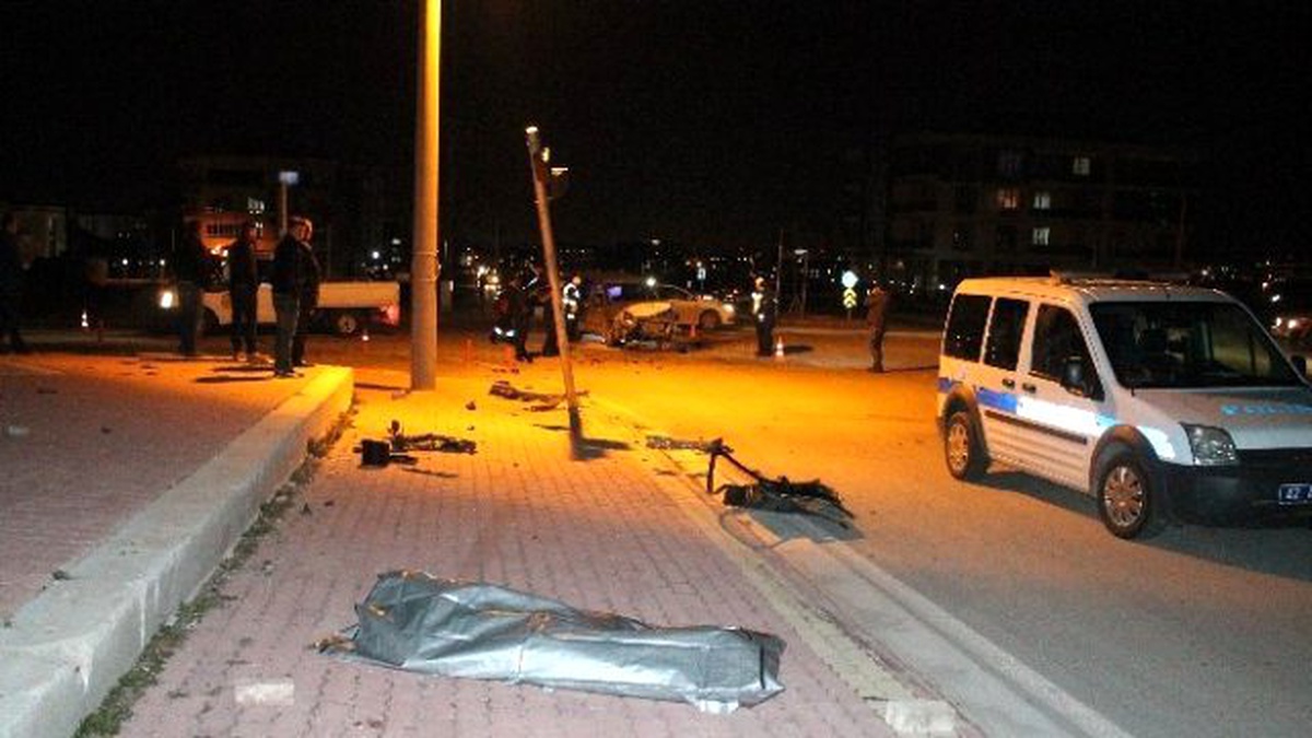 Otomobil ile Hafif Ticari Araç Çarpıştı: 1 Ölü, 3 Yaralı