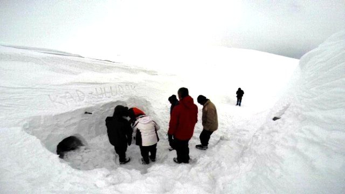 Hayat Kurtaran Kar Mağarasında Çay Kahve Keyfi...