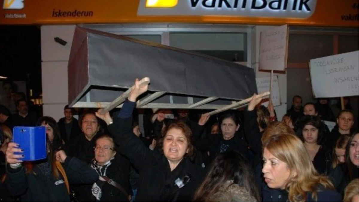 Özgecan Aslan Cinayetini Siyah Tabutla Protesto Ettiler