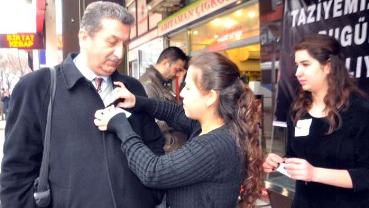 Özgecan Aslan\'ın Öldürülmesine İş Yerini Kapatarak Tepki Gösterdi