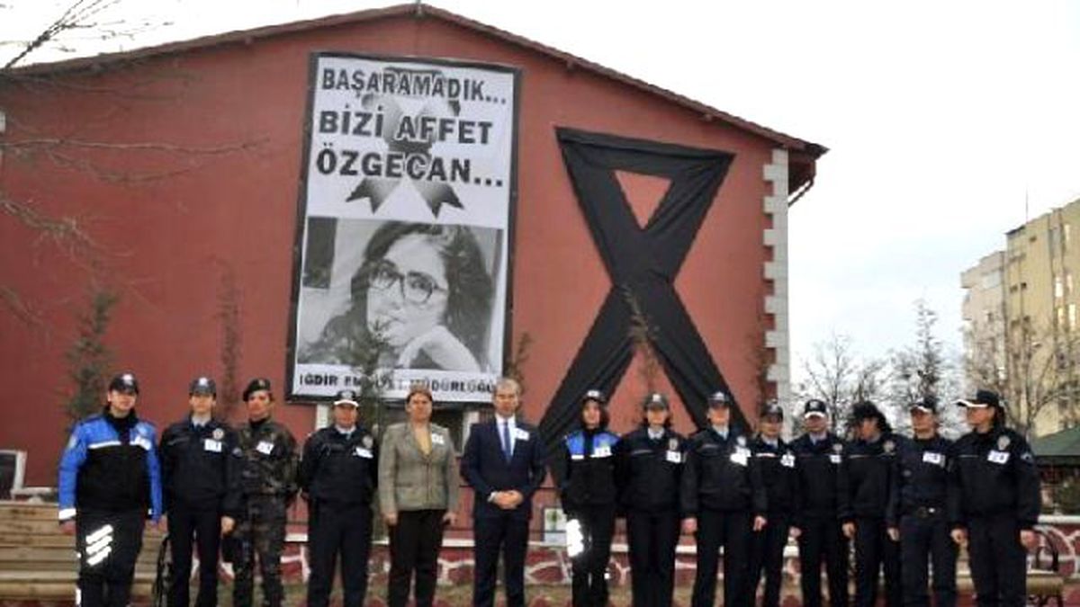 Özgecan İçin Emniyet Müdürü ile Kadın Polislerden Sessiz Eylem