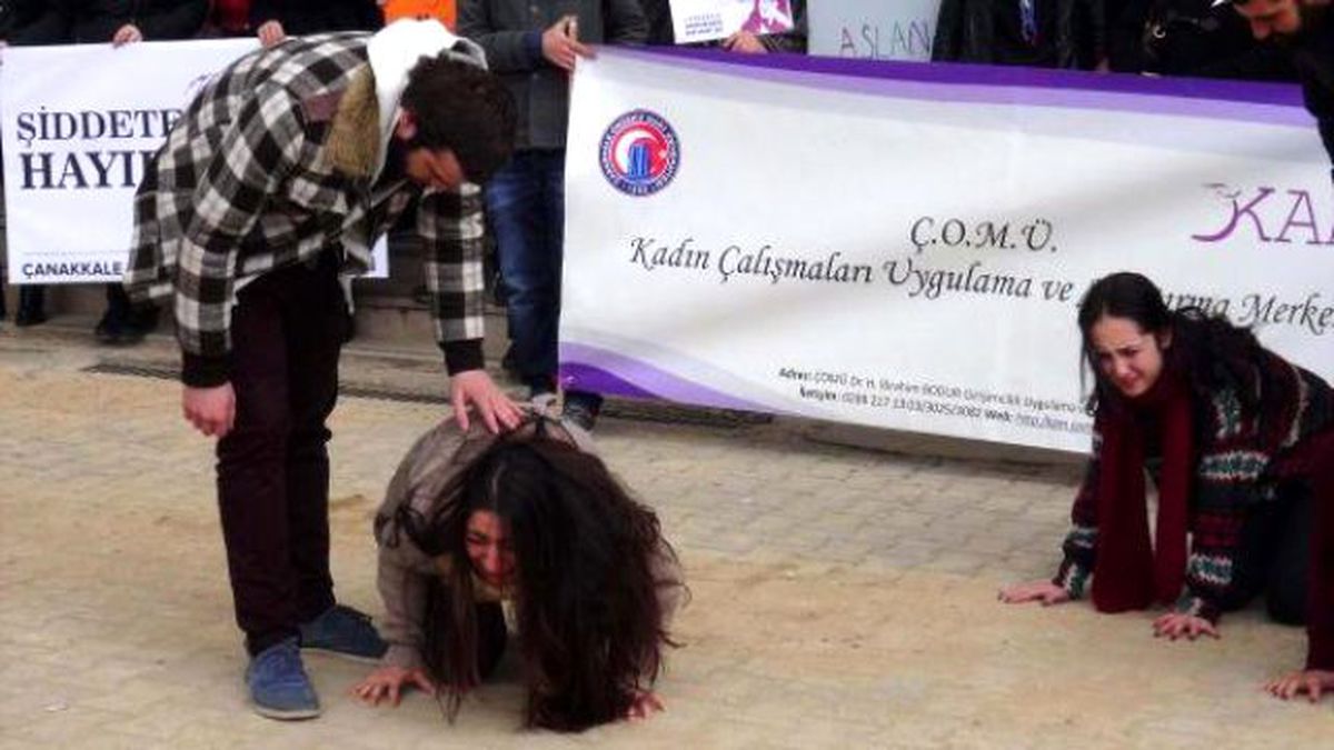 Özgecan Protestosunda Ağlatan Piyes