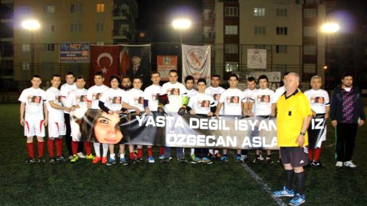 Özgecan Tişörtlü Futbolculardan \'Yasta Değil İsyandayız\' Pankartı