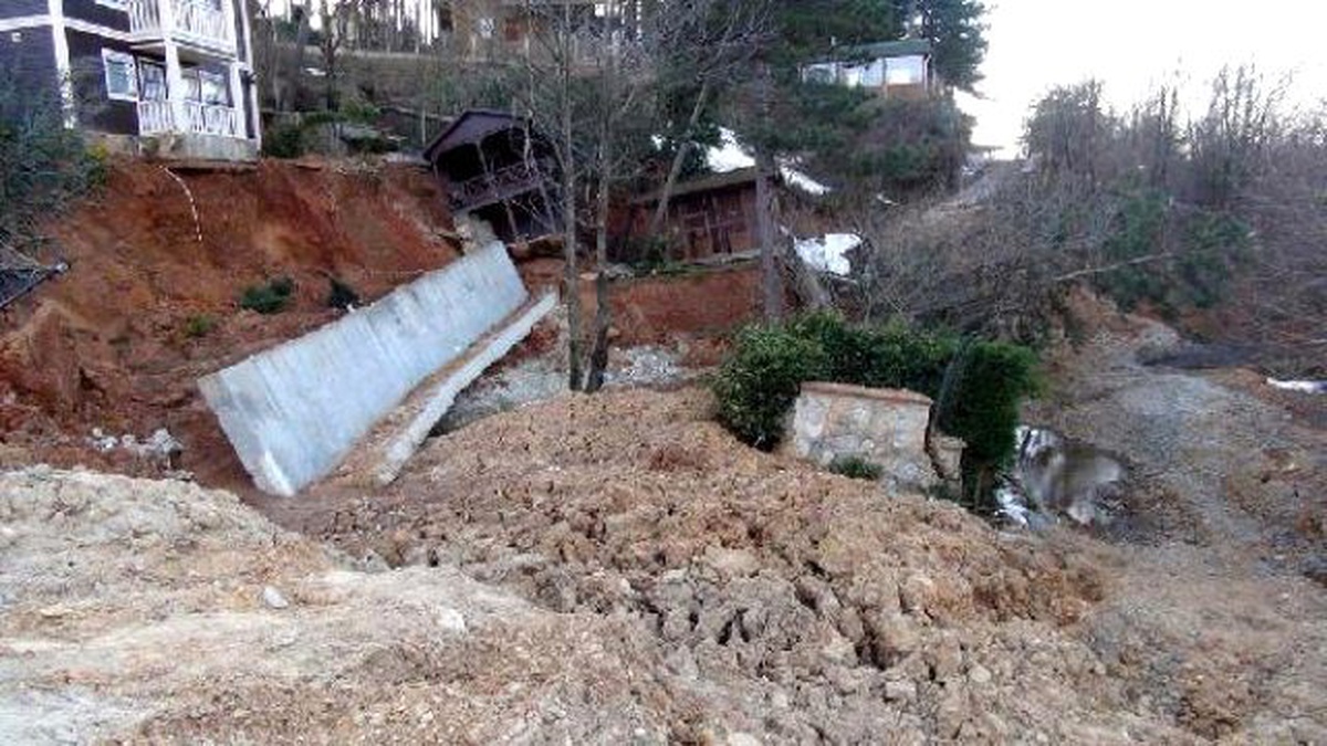 Sapanca\'da Heyelan Yüzünden 5 Yıldızlı Otel İnşaatı Yıktırıldı