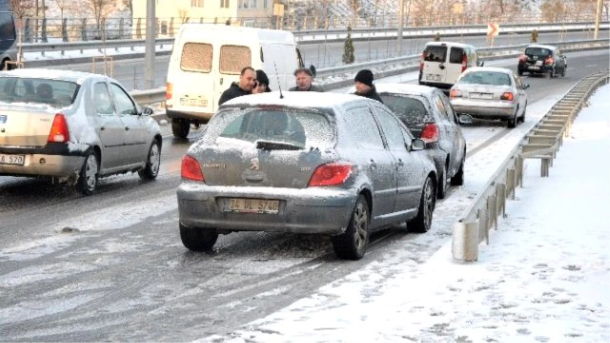 Sinop\'ta Yağan Kar Trafik Kazalarını Beraberinde Getirdi