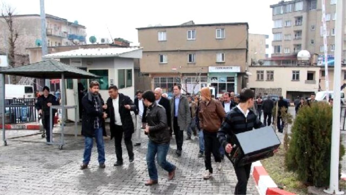 Şırnak\'ta HDP ve DBP\'liler Gözaltı Protestosu