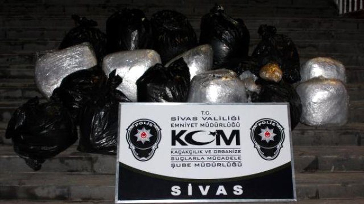 Sivas\'ta Uyuşturucu ve Kaçak Sigara Ele Geçirildi