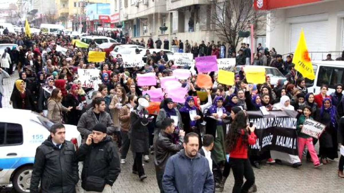 Siverek\'te DBP\'li Kadınlardan Özgecan Yürüyüşü