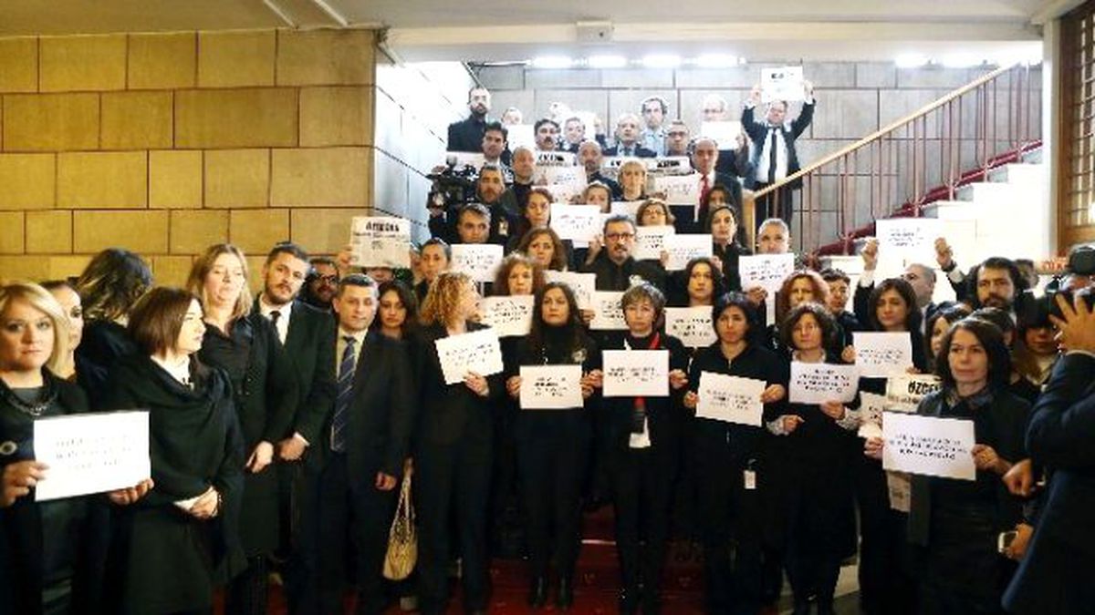 TBMM\'de Kadın Cinayetlerine Saygı Duruşuyla Dikkat Çekildi
