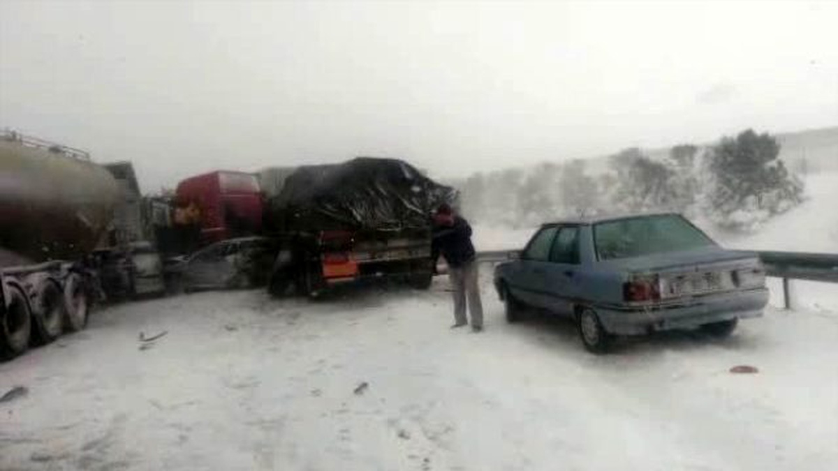 Tem Otoyolu Zincirleme Kaza Nedeniyle Kapandı