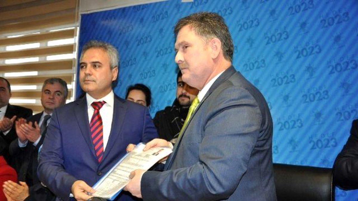 Uysal AK Parti\'den Resmi Başvuruyu Yaptı