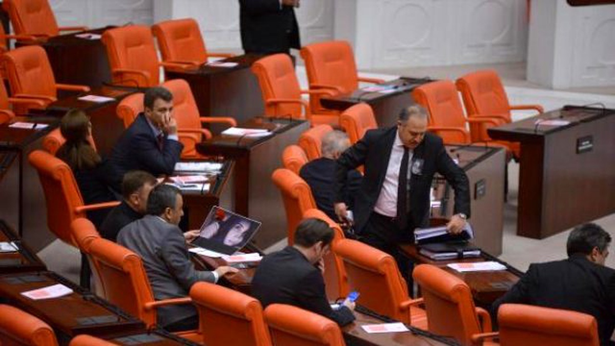 Yeniden) TBMM Özgecan Aslan İçin Siyaha Büründü