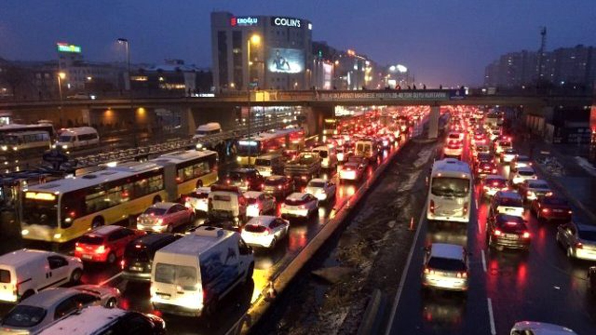 Yoğun Kar Yağışı Metrobüs Seferlerini Durduru