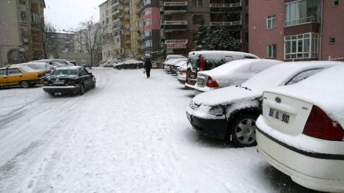 Yozgat\'ta Kar Şehri Beyaza Bürüdü