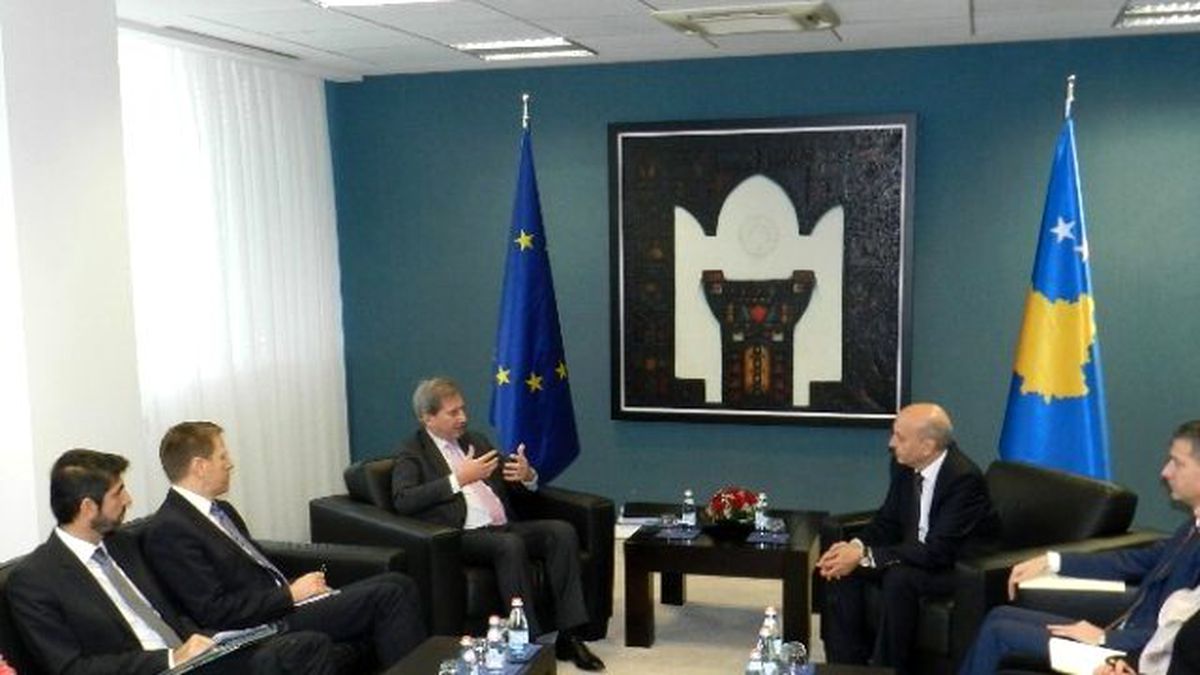 AB Temsilcisi Hahn Kosova Başbakanı Mustafa ile Görüştü