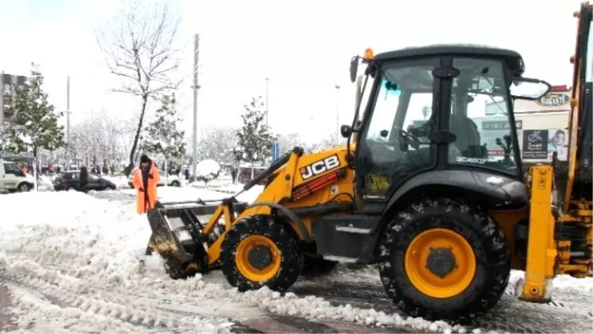 Adapazarı Belediyesi\'nden Kar Seferberliği