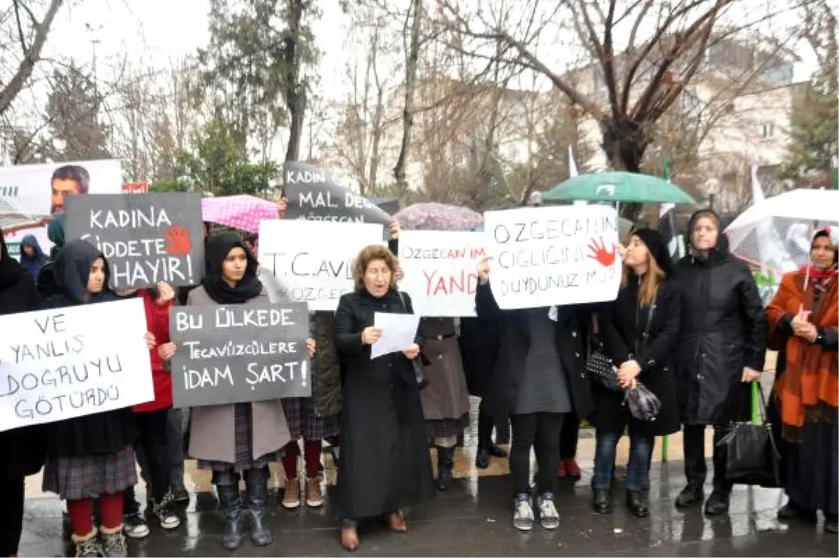 Adıyaman\'da Gönüllü Anneler\'den Özgecan Protestosu