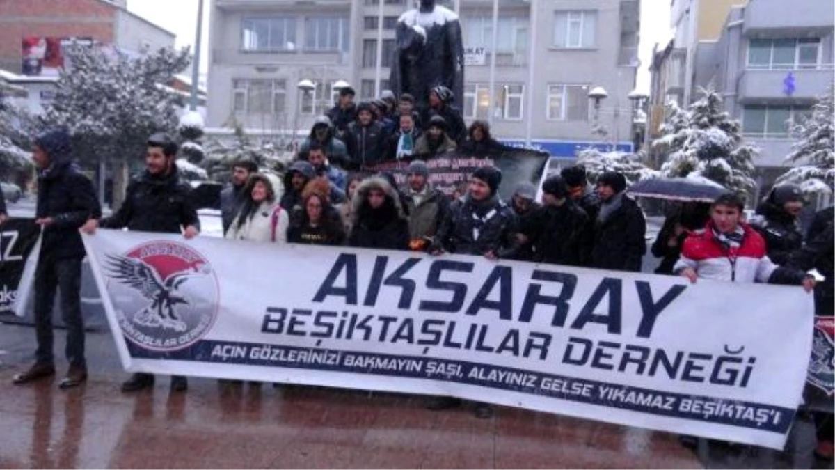 Aksaray\'daki Beşiktaş Taraftarından Özgecan İçin Saygı Duruşu
