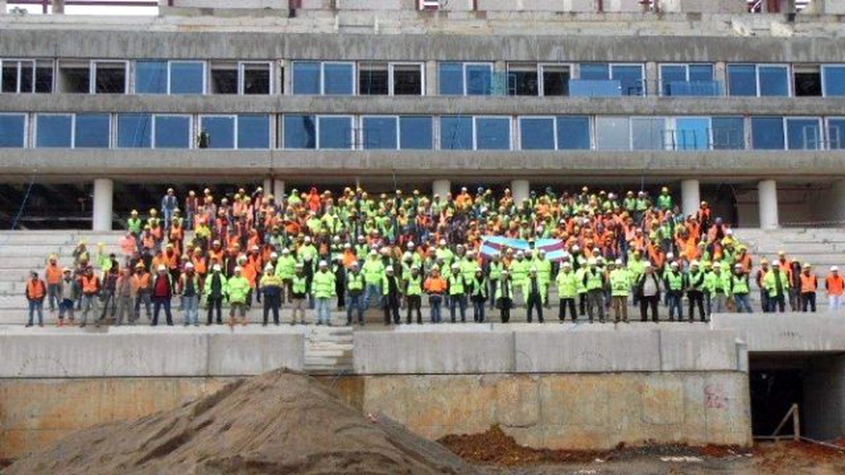 Akyazı Stadyumunun Tribünlerine İlk Oturanlar Çalışanlar Oldu