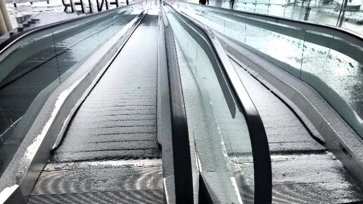 Alışveriş Merkezindeki Yürüyen Merdivenler Dondu