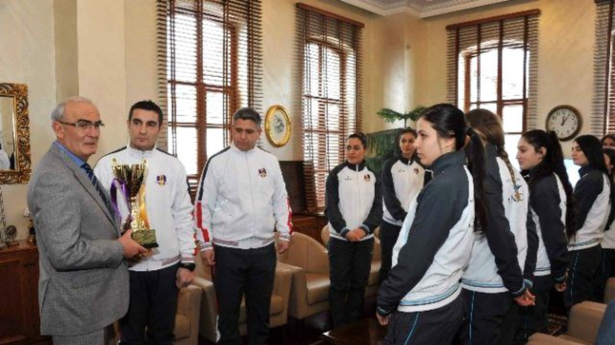 Anakent Spor\'lu Voleybolculardan Başkan Yılmaz\'a Ziyaret