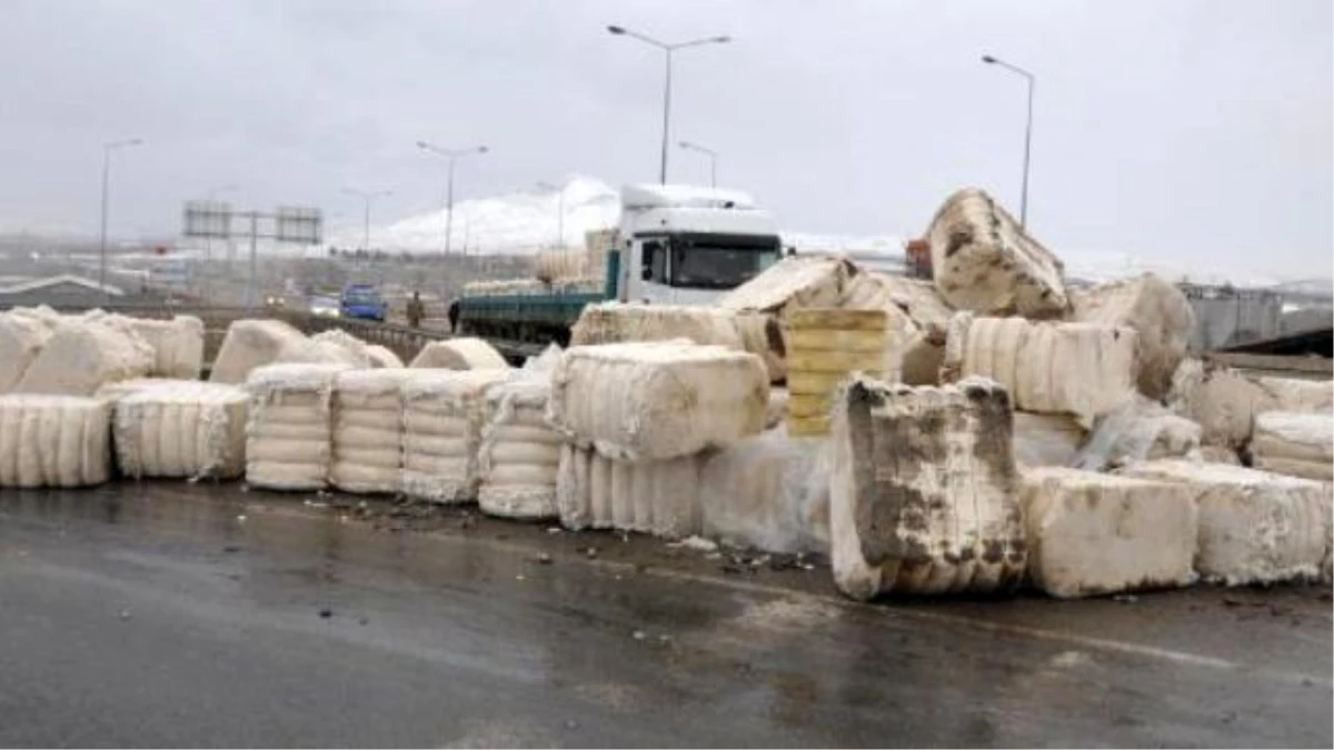 Aşırı Rüzgar Tır\'daki İpek Balyalarını Yola Savurdu