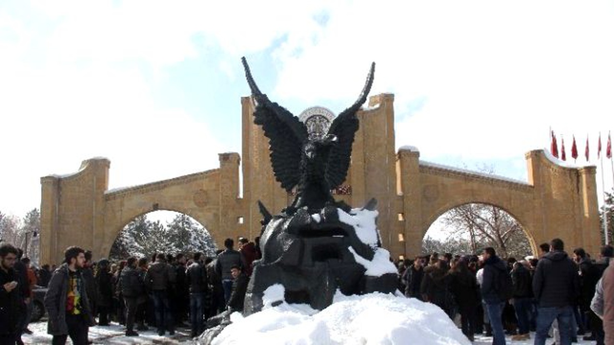 Atatürk Üniversitesi Öğrencileri Özgecan İçin Tek Yürek Oldu