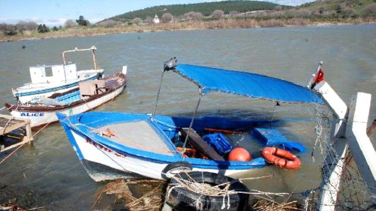 Balıkçı Teknelerini Batıran Poyraz Minarenin Külahını Yerinden Oynattı