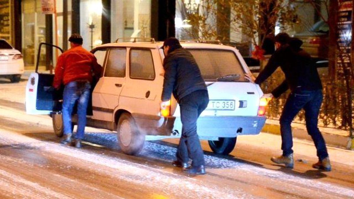 Bandırma\'da Caddeler Buz Pistine Döndü