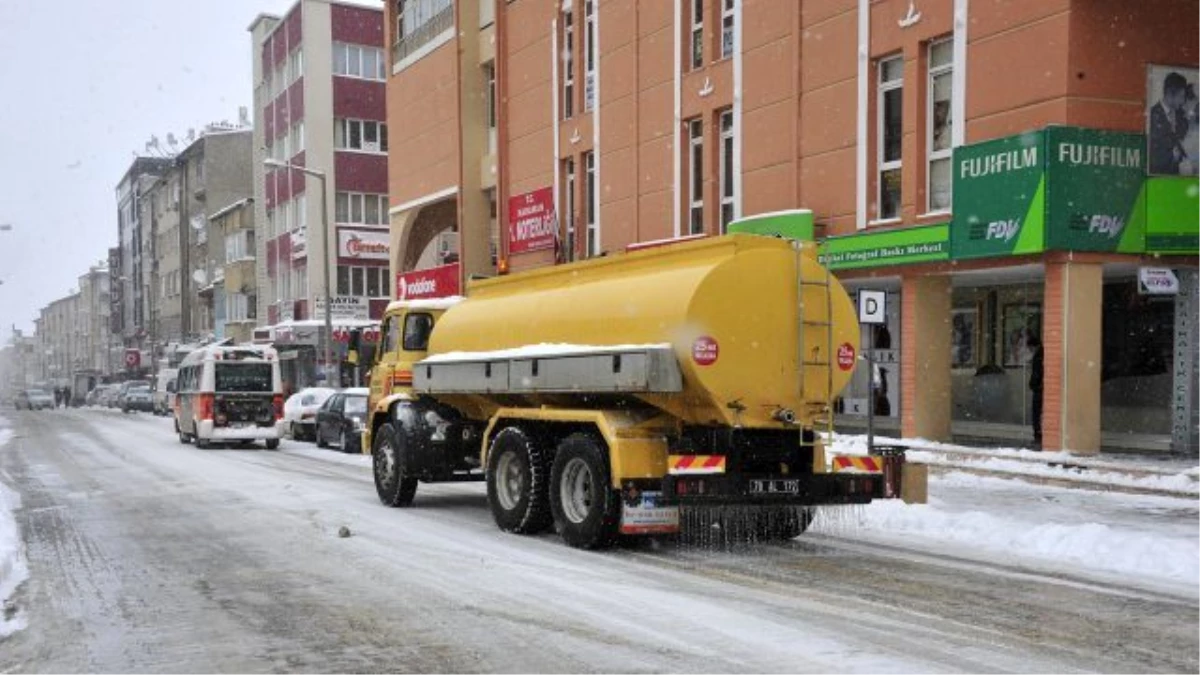 Belediye Şehrin Dört Köşesinde Karla Mücadele Ediyor