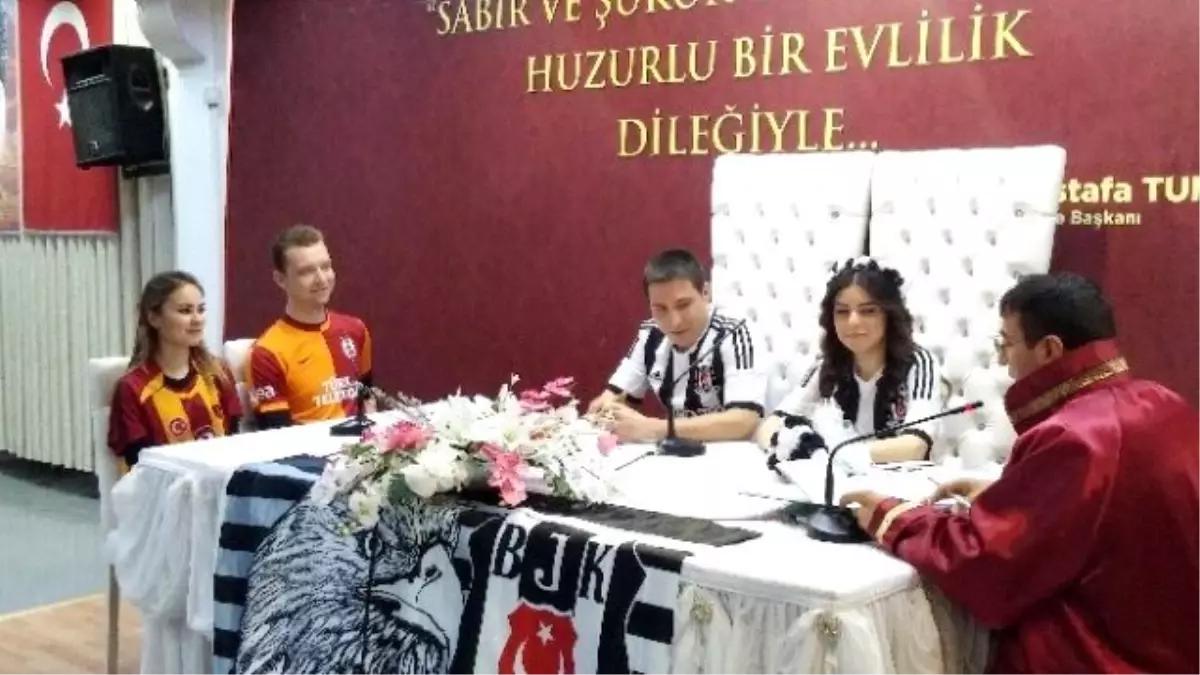 Beşiktaş Aşkı Nikah Masasına da Yansıdı