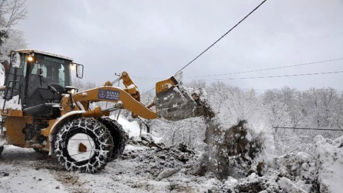 Bursa\'da 50 Tonluk Kaya Yol Kapattı