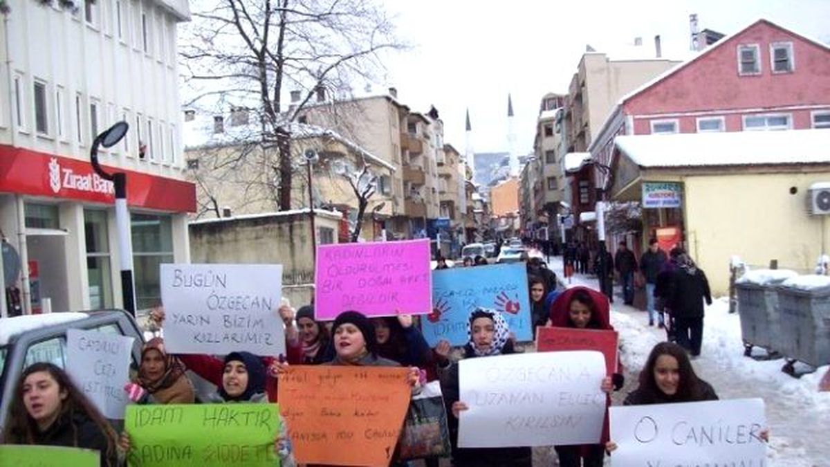 Cide\'de "Özgecan" İçin Yürüyüş Yapıldı