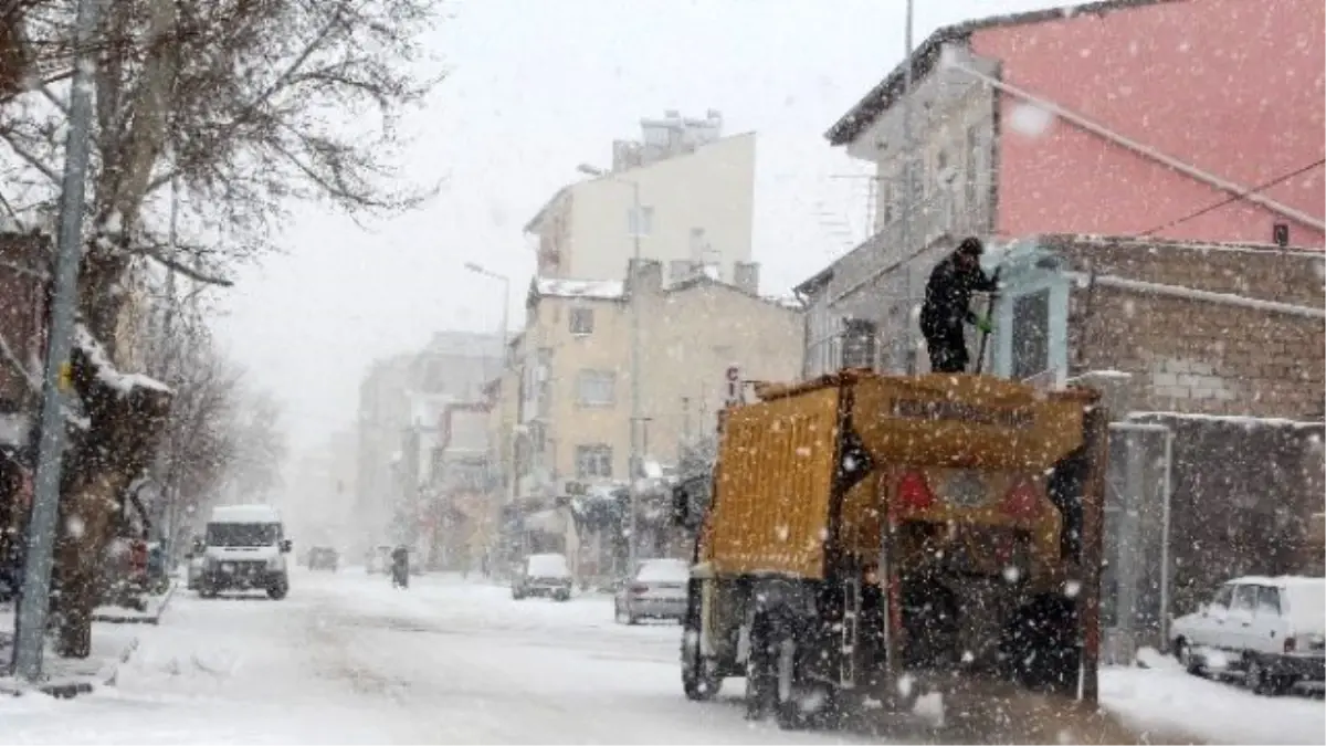 Develi\'de Tüm Ekipmanlardan Kar Temizleme Çalışması