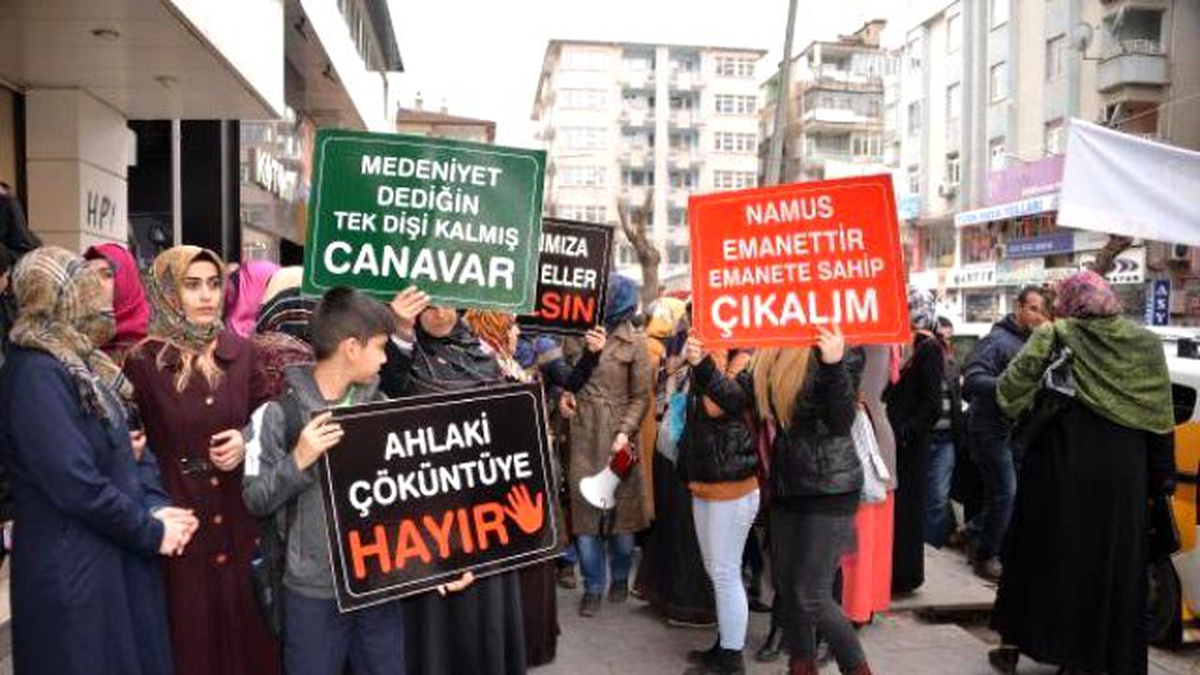 Diyarbakır\'da Müslüman Kadınlar Platformu Üyeleri Özgecan İçin Yürüdü