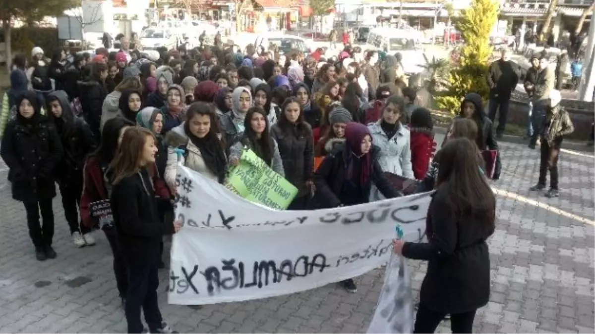 Gediz\'de Özgecan Katliamı Protesto Edildi