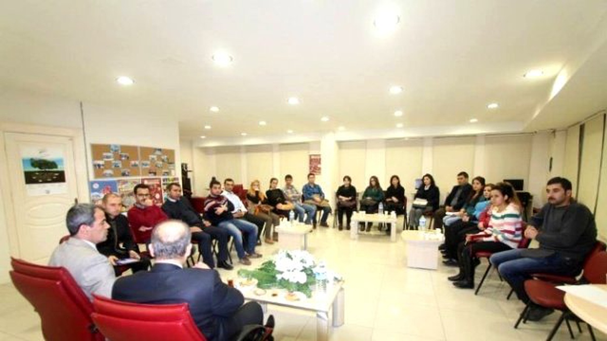 Gençlik Merkezi\'nde Kurs Eğitmenleri ile Toplantı