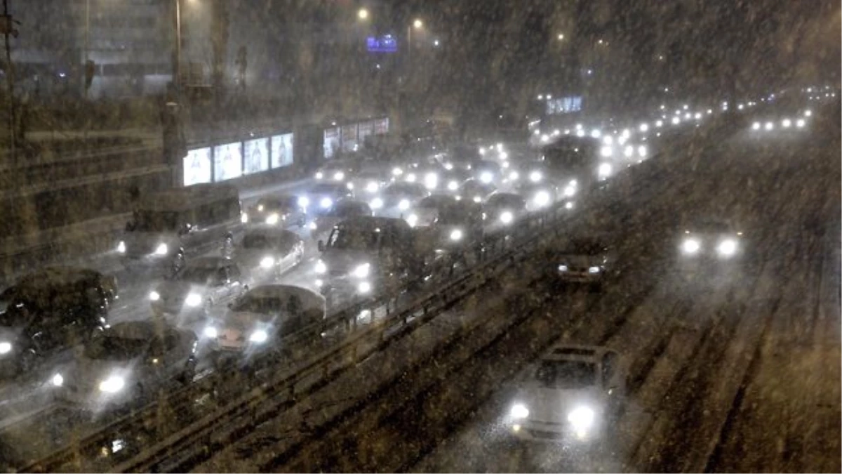 İstanbul\'da Mesai Bitti, Trafik Çilesi Başladı