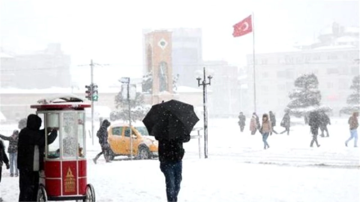 Istanbul Paralyzed Due To Snowfall As 841 Traffic Accidents Reported (2)