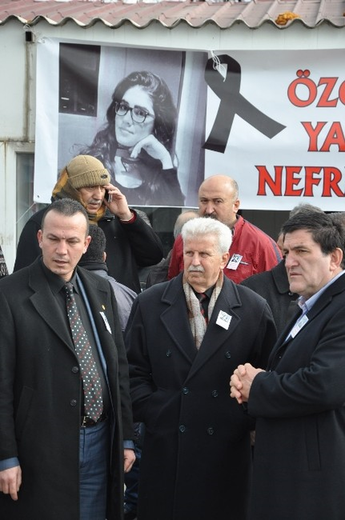 İzmirli Minibüsçüler Özgecan İçin Minibüslere Siyah Kurdele Taktı